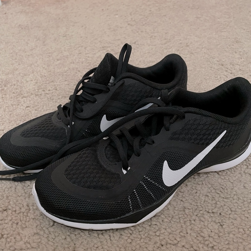 👟 Womens Nike tennis shoes 👟